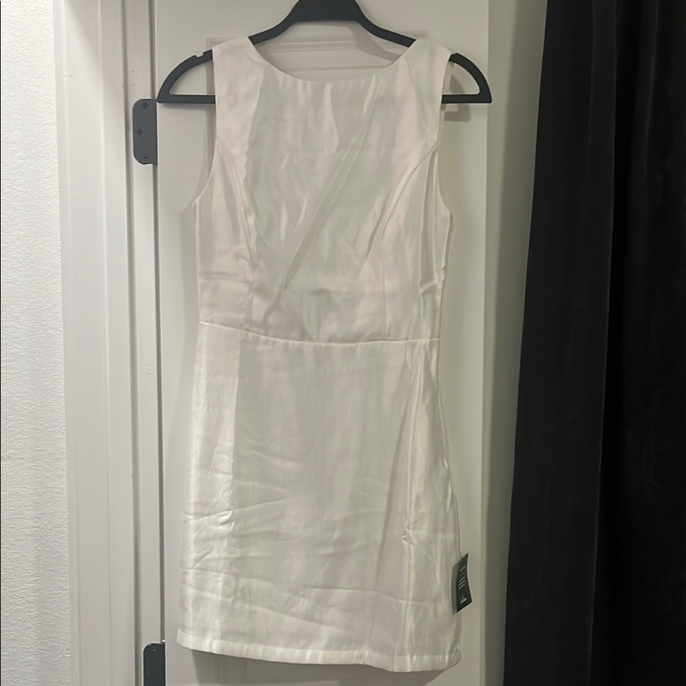 Elegant White Sleeveless Dress